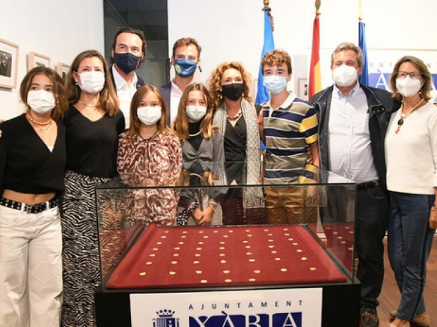 로마금화를 발견한 두 남성과 그 가족들의 모습.