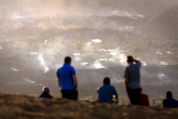 유럽의 하와이로 불리는 스페인 카나리아 제도 라팔마 섬의 쿰브레 비에하 화산이 현지시간으로 19일 폭발했다. AP 연합뉴스