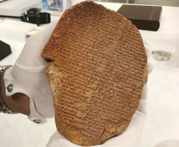 미국 성경박물관에 전시됐던 길가메시 서사시의 일부를 기록한 점토판.(사진=이민세관단속국)