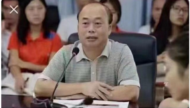 교수는 연애도 못해?..묘령 연인과 키스해 징계받나