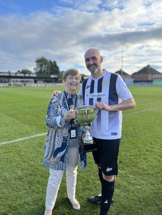 헤드 포 체인지의 공동설립자 주디스 게이츠 박사(왼쪽)가 이번 자선경기에서 5번째 골을 기록한 또다른 공동설립자 존 슬런과 기념 사진을 찍고 있는 모습.(사진=헤드 포 체인지)