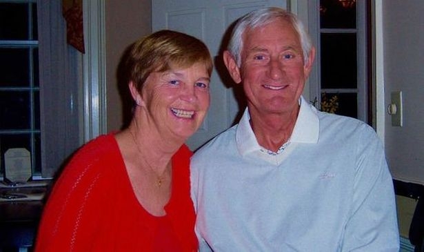 주디스 게이츠 박사(왼쪽)가 치매를 앓고 있는 남편이자 전직 축구선수인 빌 게이츠와 함께 사진을 찍고 있는 모습.