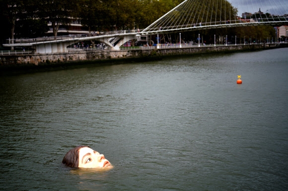 스페인 빌바오의 네르비온 강에 설치된 조형물. 로이터 연합뉴스