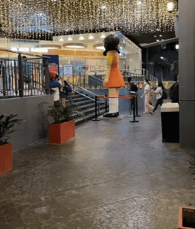 필리핀 마닐라 케손시티 쇼핑몰 ‘로빈슨 갤러리아 올티가스’ 앞 횡단보도에 설치된 3m 높이 ‘영희인형’(술래인형) 주변에는 오징어 게임을 따라 하려는 시민 발길이 이어지고 있다.