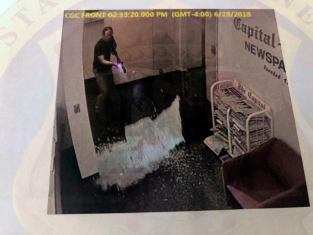 제러드 라모스가 캐피털 가제트 편집국에서 총기를 발사하는 장면이 감시카메라에 찍혔다.(사진=AP 연합뉴스)