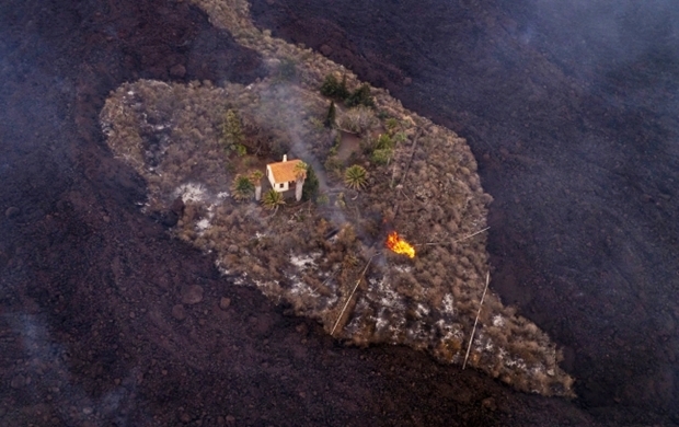 덴마크 80대 노부부의 별장만은 ‘불지옥’이 된 화산섬에서 꿋꿋하게 살아남았다. 화산섬에서 솟구친 엄청난 양의 용암은 유독 이들 별장만 비껴갔다. 까만 잿더미 속에서 홀로 버티고 선 별장을 사람들은 ‘기적의 집’이라 불렀다./AP연합뉴스
