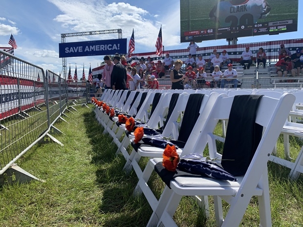 트럼프는 이날 유세장 관중석 맨 앞줄에 ‘명예의 13석’을 마련, 지난달 ‘이슬람국가 호라산’(IS-K) 자살 폭탄 테러로 순직한 13명의 미군을 애도했다. 좌석에는 검은색 천으로 둘둘 말린 장미꽃을 올려두었다.