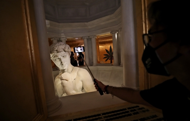 다비드상은 유리와 돌기둥으로 둘러싸인 원통형 전시장에 배치됐다. 전시장 두 개 층에 걸쳐 설치된 조각상의 ‘주요 부위’는 석판과 돌기둥에 가려 보이지 않는다./AP연합뉴스