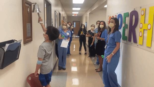 미국 텍사스주 프린스턴에 사는 남매의 어머니 케이틀린 버지는 “3년 반가량의 항암치료를 마쳤다. 아들이 자랑스럽다”며 병원을 떠나는 버켓의 모습을 공유했다. 의료진의 축하 속에 완치의 종을 울리는 버켓의 모습은 여느 또래와 다를 바 없이 건강해 보였다.