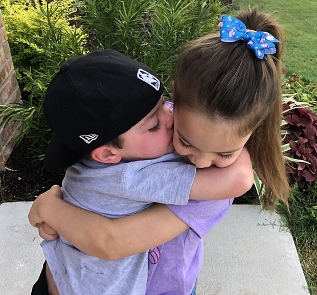 6살, 7살 평범한 남매로 돌아간 버켓과 오브리는 이제 가끔 다투기도 한다. 어머니는 “믿을 수 없을 정도로 끈끈한 유대감을 자랑하는 남매지만, 이상한 거로 싸우기도 한다”면서 “그래도 정상적인 가족생활이 재개됐다는 신호 같아서 남매의 말썽도 반갑다”고 전했다.