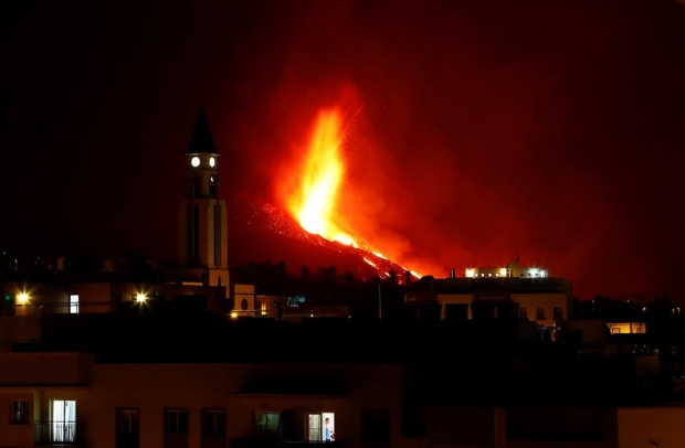 지난 3일 교회를 배경으로 라팔마 섬의 화산 모습을 촬영한 모습. 사진=로이터 연합뉴스