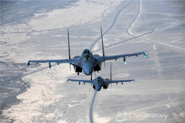 젠-16은 Su-30MKK 전투기를 참고해, 중국이 자체 개발한 능동 위상배열 레이더 및 항공전자장비를 장착했다. 사진=중국 국방부