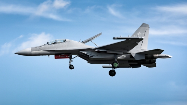 젠-16D 전자전기는 원형인 젠-16과 달리 기수에 달린 적외선 탐색 추적장비와 기총이 없어졌다. 사진=중국 국방부