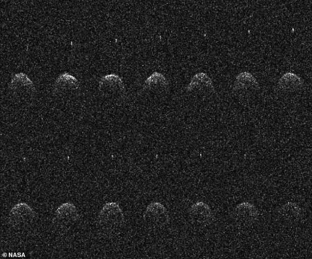 이 14개의 이미지는 2003년 11월 23일, 24일, 26일에 찍은 디디모스와 디디문의 모습이다.(사진=NASA)  