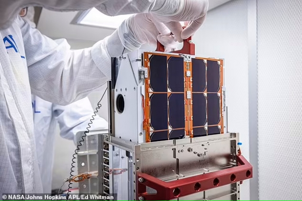 NASA는 다트와 동행해 충돌 과정을 기록할 큐브 위성(큐브샛)의 설치 준비가 완료됐다고 지난 1일 발표한 바 있다. (사진=NASA/존스 홉킨스 APL/에드 위트먼)