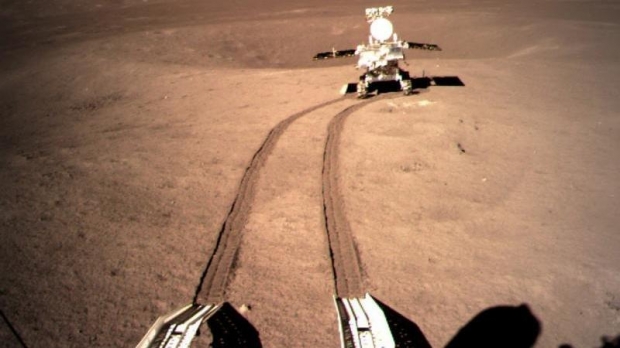 착륙선에서 나와 이동 중인 위투-2 로버