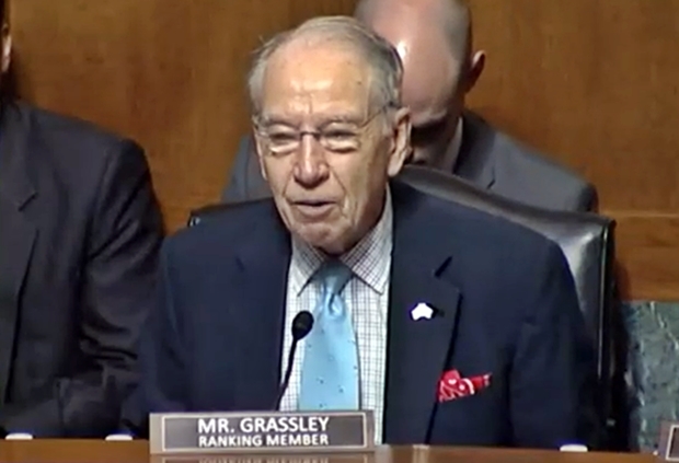 공화당 최고령인 그래슬리(88, 아이오와) 상원 법사위 최고위원은 이날 청문회에서 “당신이 한국 배경에 대해 말하는 것을 들으며 나는 내 며느리가 했던 말이 많이 떠올랐다. 며느리는 한국인에게 근면한 직업 윤리를 배웠으며, 그것은 곧 무에서 유를 창조하는 방법이라고 했다”며 고 내정자의 인종적 배경을 추켜세웠다. 그러면서 “당신과 당신 민족에게 축하를 전한다”고 덧붙였다. 그래슬리 의원이 며느리도 한국계 이민자 출신인 것으로 알려졌다.