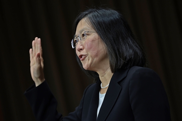 워싱턴에서 태어난 고 내정자는 하버드대 로스쿨 졸업 후 1993년 상원 법사위원회에서 경력을 쌓았으며, 이후 법무부로 자리를 옮겨 연방검사 등으로 7년간 근무했다. 2008년 당시 캘리포니아주지사였던 아놀드 슈워제네거 지명으로 샌타클라라 카운티 법원 판사가 됐고, 2010년 버락 오바마 전 대통령 지명으로 한국계 첫 캘리포니아 북부연방지법 판사에 임명됐다. 오바마 전 대통령 재임 당시에도 제9연방고법 판사로 지명됐지만 아쉽게 상원 인준을 통과하지 못했다./AFP연합뉴스