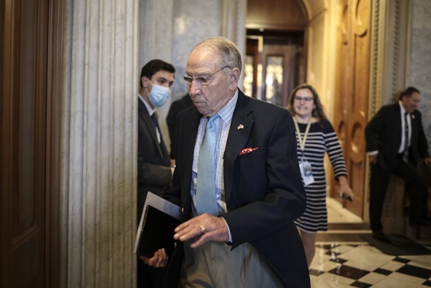 논란이 확산하자 그래슬리 의원 측은 “누구를 모욕하려 한 게 아니라 칭찬하려 한 것”이라며 인종차별 의도는 없었다고 해명했다. 그래슬리 의원 측 테일러 포이 대변인은 “민주당 소속 딕 더빈(76, 일리노이) 상원 법사위원장은 미국 이민에 관한 고무적인 이야기를 공유하기 위해 고 내정자를 초대했다. 그래슬리 의원 역시 한국계 며느리의 이민 이야기에서 받은 비슷한 영감을 공유한 것”이라는 입장을 밝혔다./AFP연합뉴스