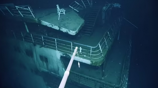 대형 오징어인 보라등날오징어가 목격된 수심 850m 지점의 난파선과 그 주위를 헤엄치는 오징어의 모습. 동영상 캡쳐