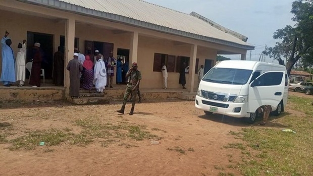 크와라주 당국은 성명을 통해 “문제의 영상 속 가혹한 구타에 눈살이 찌푸려졌다”면서 “이슬람 학자와 지도자, 관료로 구성된 조사팀이 학교장을 배제한 채 진상 조사 중”이라고 밝혔다. 또 진료 결과 집단 채찍질을 당한 학생들의 건강에 큰 이상은 없는 것으로 파악됐다고 전했다.