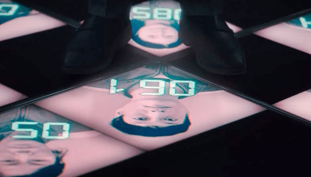 스페인 시청자들은 극 중간 등장인물의 변화에 주목했다. 처음에는 여성이었던 게임 참가자 61번이 나중에는 남성으로 바뀐 사실을 발견했다.