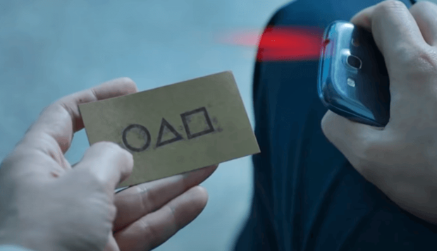 제9화 속 성기훈의 휴대전화 기종 역시 출국 직전 딸과 통화할 때는 삼성 갤럭시 S7 스마트폰이었던 것이, 딱지치기를 하던 남자에게서 명함을 빼앗은 후에는 갑자기 이전 모델인 삼성 갤럭시 S3로 바뀌었다.