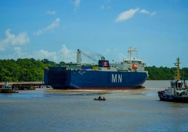 NASA의 제임스웹 우주망원경을 실은 화물선이 16일 간의 항해 끝에 2021년 10월 12일 프랑스령 기아나에 도착했다. 웹은 12월 18일 기아나 쿠루의 유럽 우주발사장에서 발사될 예정이다. (출처=NASA/Chris Gunn)