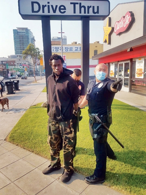 법원 기록에 따르면 가해자는 체포 후 불과 몇 시간 만에 풀려났다. 보석금 없이 석방되면서 향후 형사 절차에 자발적으로 출석할 것이라는 서약서를 제출한 것으로 확인됐다.