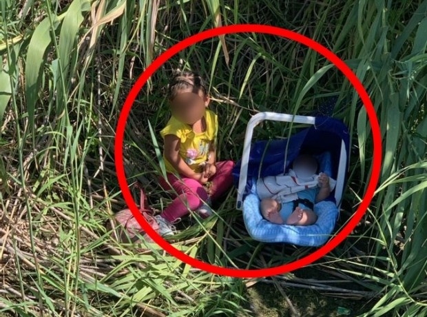 지난달 14일 텍사스 주 리오그란데밸리 인근에서 발견된 온두라스 국적의 어린이와 아기