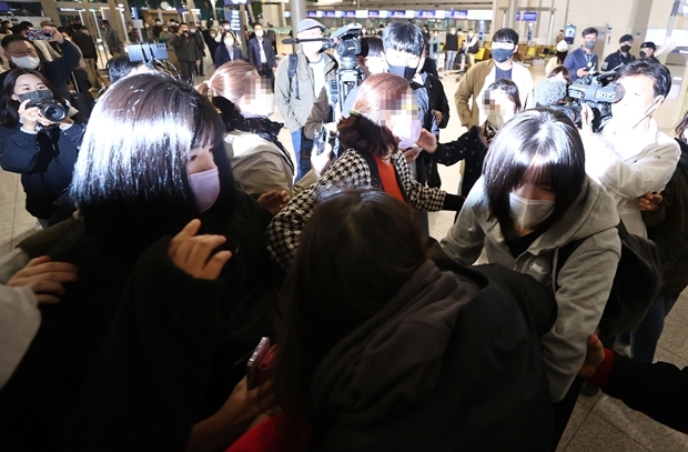 학창 시절 폭력(학폭) 가해 논란에 휩싸인 배구선수 이재영·이다영 자매가 16일 오후 그리스 리그 PAOK 테살로니키 구단에 합류하기 위해 인천국제공항 제1터미널에서 출국장으로 이동하고 있다./연합뉴스