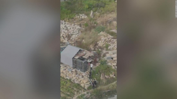 지난 10일 중국 푸젠성에서 이웃 주민 2명을 살해하고 3명을 다치게 한 혐의로 수배령이 내려진 55세 남성이 살았던 집. 태풍으로 지붕이 날아갈 정도로 허름한 집에서 89세 노모와 단 둘이 살았던 것으로 알려졌다.