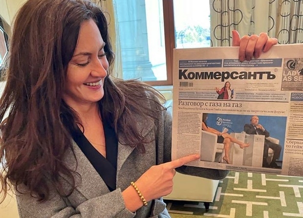 당사자인 CNBC 앵커 겜블은 의연한 모습이다. 자신의 다리를 강조한 사진을 1면에 대문짝만하게 실은 러시아 경제신문 코메르산트를 들고 “최고의 각도”라며 웃어보였을 정도다.