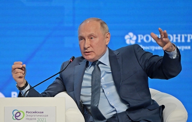 푸틴 대통령은 러시아 국영 가스기업 가스프롬이 계약에 따른 최대 공급량을 유지하고 있으며, 유럽 측의 요청이 있는 경우에는 공급량을 더 늘릴 준비가 돼 있다고 설명했다. 그러나 러시아는 다음달 공급량을 동결했고 18일 유럽 천연가스 가격은 또 18% 급등했다./타스통신 연합뉴스