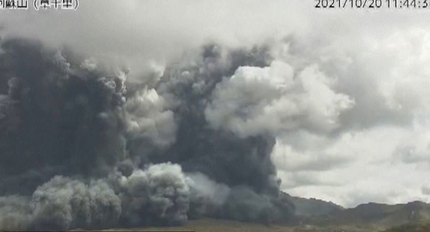 아소산 화구에서 화산재가 치솟는 모습.(사진=일본 기상청)