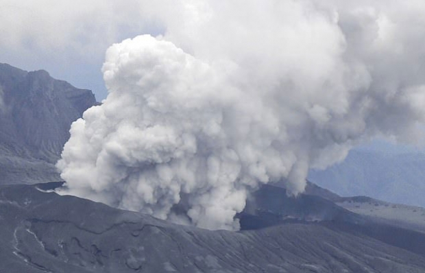 아소산 분화구에서 연기가 피어오르는 모습.(사진=AP 연합뉴스)