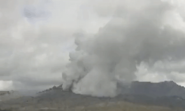 아소산에서 분화가 일어나는 모습.