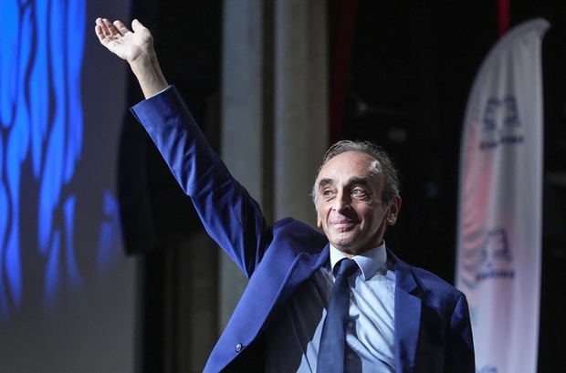 인종차별적 발언으로 여러 차례 기소된 전력이 있는 제무르는 프랑스가 느슨한 이민 정책과 무슬림 유입 때문에 수렁에 빠졌다는 주장으로 우익의 표심을 자극하고 있다./AP연합뉴스