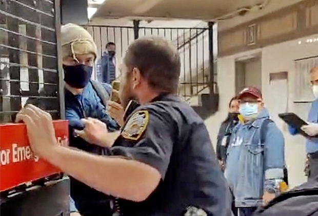 경찰들은 대뜸 “업무를 방해하지 말라, 열차 안 탈 거면 나가라”며 비상문을 열고 그를 개찰구 밖으로 밀어냈다.