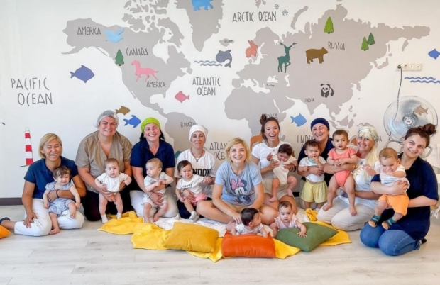 조지아 남서부 휴양지인 바투미에 사는 24세 여성 크리스티나 오즈투르크는 호텔 소유주인 백만장자 갈립 오즈투르크(57)와 함께 올 한 해 동안 21명의 자녀를 얻었다. 사진은 보모와 아이들.