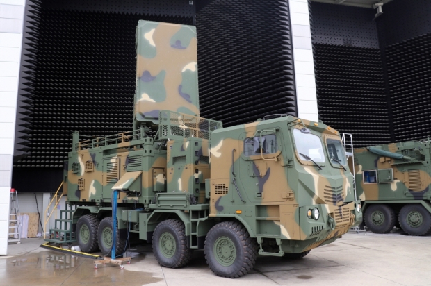 LIG넥스원은 날아오는 적 포탄을 탐지 및 추적하고 탄착지점까지 알려주는 대포병탐지레이더-II를 양산 중에 있다. 사진=LIG넥스원