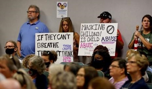 학교 마스크 착용 의무화에 반대하는 미국 학부모들./로이터 연합뉴스 자료사진