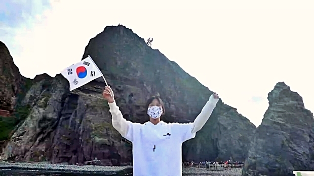 쯔양은 25일 독도의 날을 맞아 웹툰 작가 기안84와 함께 독도새우 먹방을 선보였다. 일주일 전부터 차례로 울릉도발 먹방을 공개 중인 쯔양은 이날 직접 독도를 방문, 섬을 배경으로 태극기를 흔들며 독도가 한국땅임을 여러 차례 강조했다.