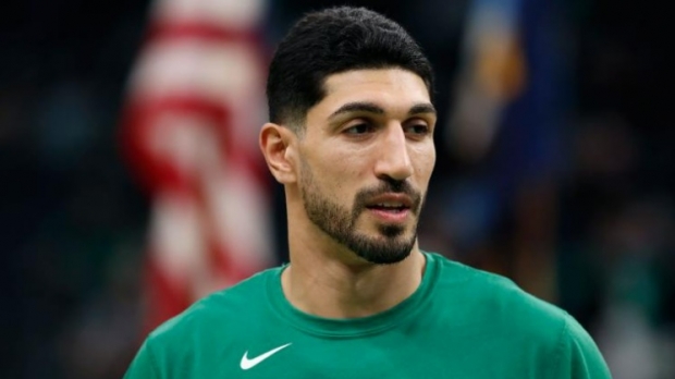 NBA 보스턴 셀틱스 센터인 에네스 캔터가 25일 노스캐롤라이나주 샬럿에서 열린 샬럿 호니츠와의 경기에 ‘현대판 노예’, ‘변명은 그만’ 등의 문구가 적힌 운동화를 신고 출장했다.