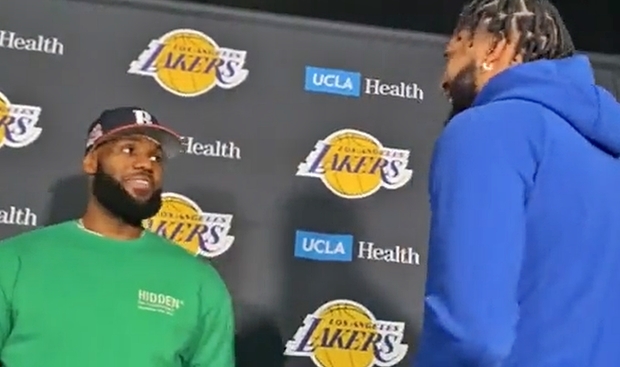 제임스는 “오징어 게임을 다 봤느냐”는 동료 질문에 “다 봤다. 너도 다 봤느냐”며 대화를 이어갔다. 그러면서 “결말이 마음에 들지는 않았다”는 솔직한 감상평을 내놨다. 제임스는 “오징어 게임 시즌2가 나올 거라는 건 아는데, 대체 뭐 하는 건가 하는 생각이 들었다. 제발 이정재(성기훈 역)가 딸을 보러 비행기에 타길 바랐다”고 아쉬워했다.