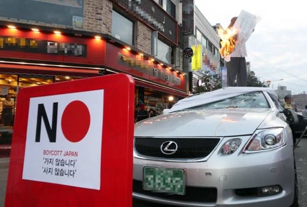 2019년 인천 구월문화로상인회 회원들이 인천시 남동구 구월동 한 상가 밀집 지역에서 ‘일본 경제보복 규탄 불매운동 선언 행사’ 일환으로 일본산 차량인 렉서스 승용차를 부수는 퍼포먼스를 펼치고 있다./사진=연합뉴스