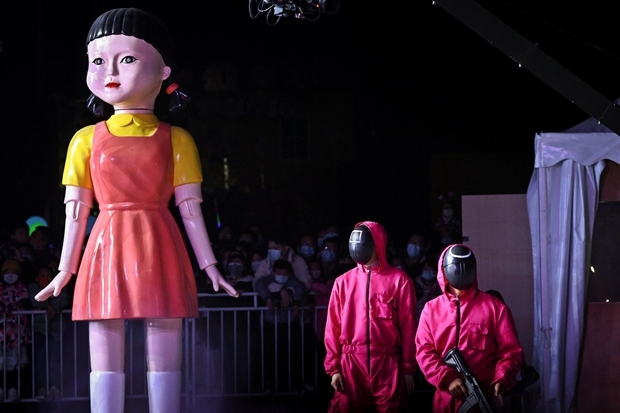 30일 밤 중국의 한 놀이공원에 등장한 거대 영희 인형./로이터 연합뉴스