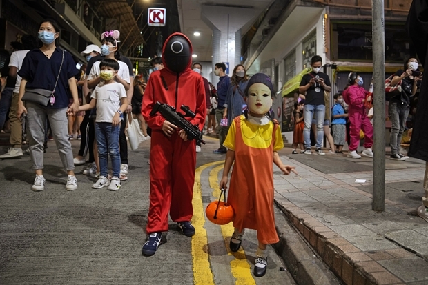 30일 밤 오징어게임 분장을 한 홍콩 어린이들의 모습./AP연합뉴스