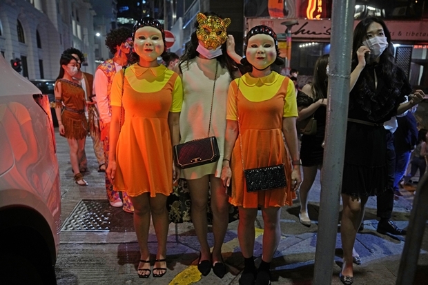 30일 밤 홍콩에서 오징어게임 속 영희인형과 VIP로 분장한 여성들이 포착됐다./AP연합뉴스