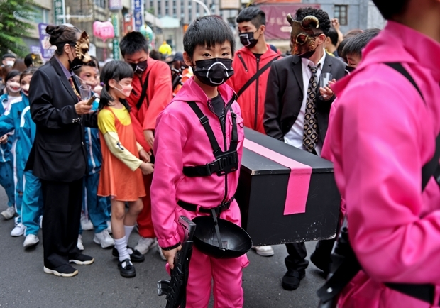 대만 타이페이에는 대낮부터 오징어게임 행렬이 줄을 이었다./로이터 연합뉴스